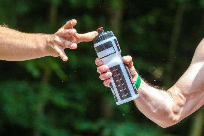 Systemy nawadniania rowerowego Camelbak: Jak utrzymać odpowiednie nawodnienie w trasie?